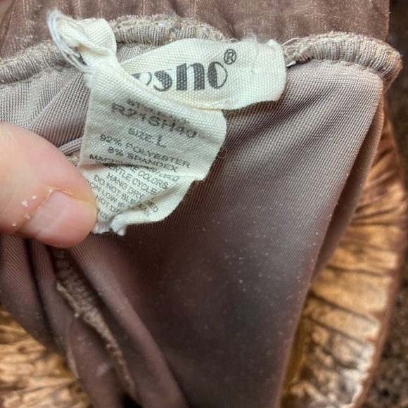 This is crushed velvet shorts size L by Shosho - Picture 5 of 5